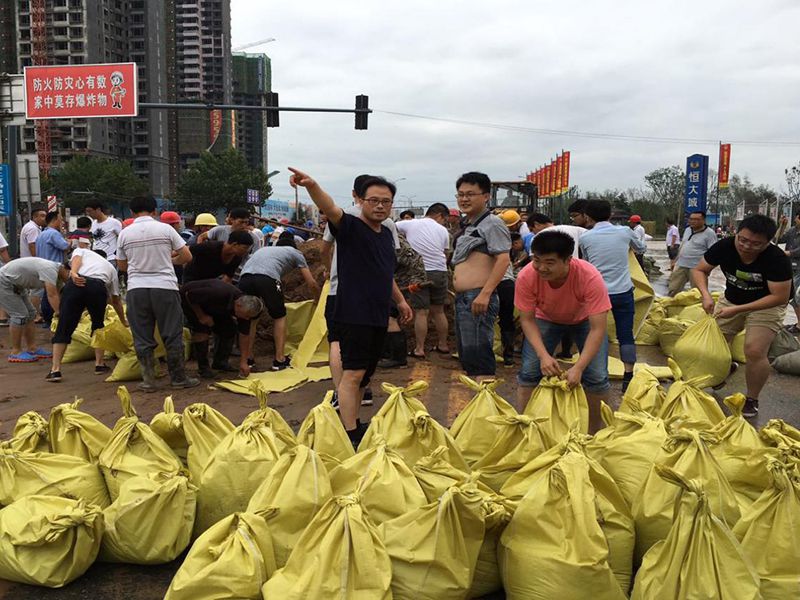 2016年7月20日，集團(tuán)公司組織員工參與“安陽7·19特大洪水”搶險(xiǎn)救災(zāi)工作。
